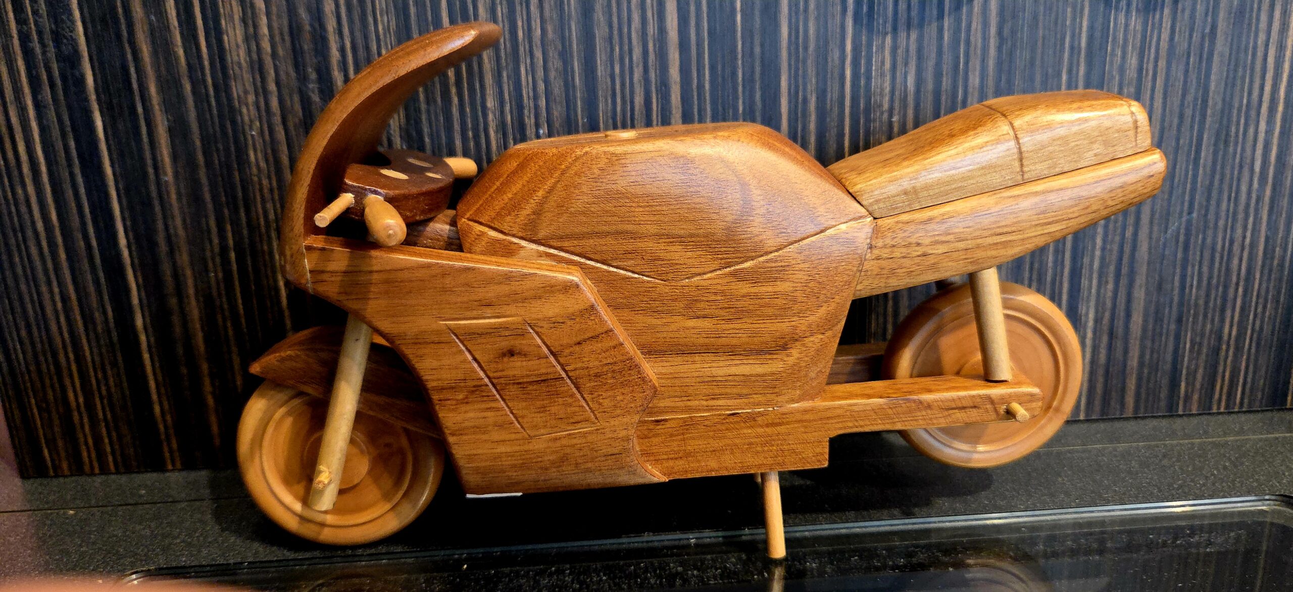 20260318_083841 Handgjord Motorcykel i Trä - Bild 1